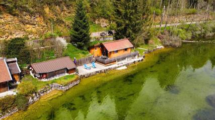 Chalet pour 6 personnes, avec vue et jardin ainsi que vue sur le lac et terrasse, animaux acceptés dans le Doubs