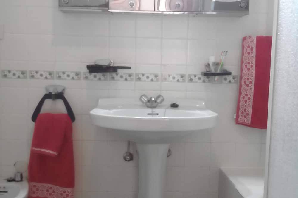 Entire apartment, Residential tourist use with Wifi in Villarcayo de Merindad de Castilla la Vieja, Cordillera Cantábrica