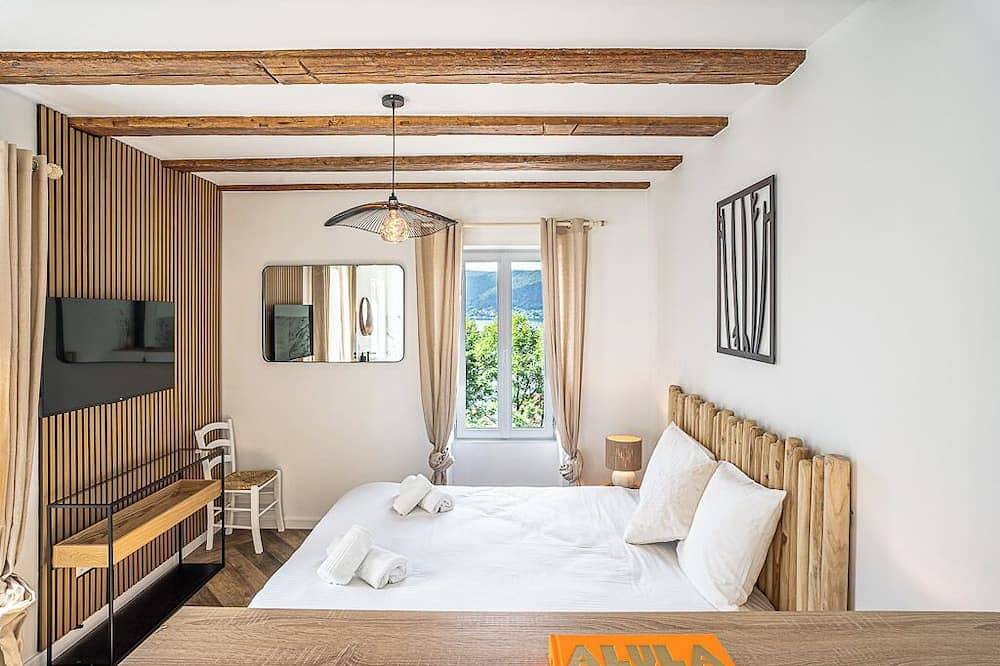 Entire apartment, Azure: exceptional lake view l large terrace l 3 bedrooms, in Veyrier du Lac in Veyrier-du-Lac, Annecy region