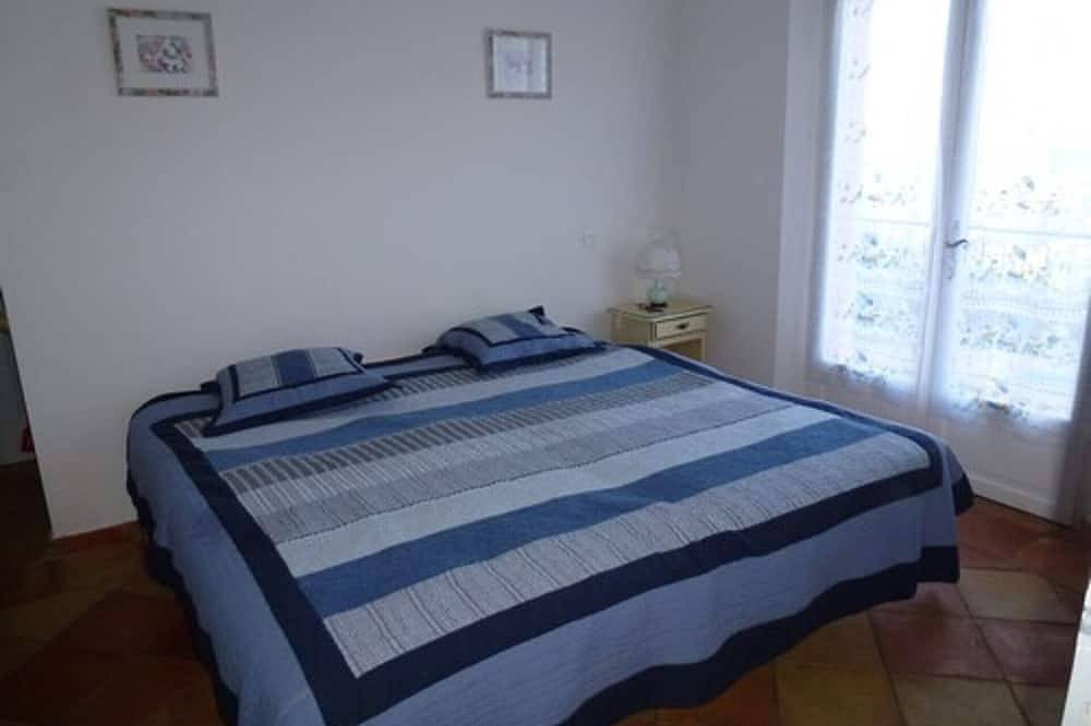 Vue mer imprenable, Villa climatisée avec piscine chauffée à 1,5km de la plage. in Cavalaire-sur-Mer, Région de Draguignan