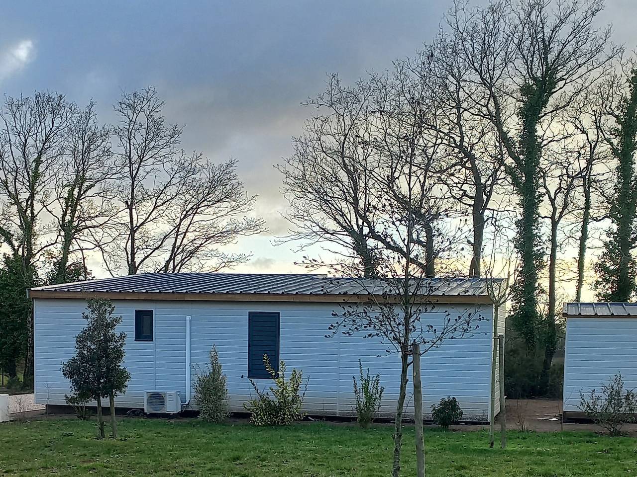 Chalet Cómodo con Clima y Estacionamiento / 2 Habitaciones in Marzan, Côte des Mégalithes