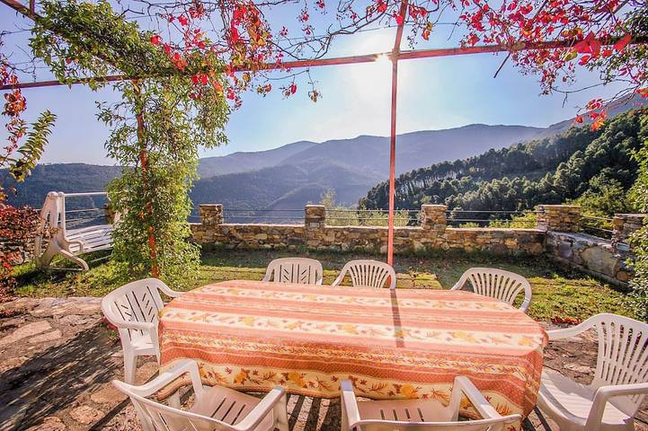Agriturismo per 14 persone, con giardino e piscina, con animali domestici in Buti