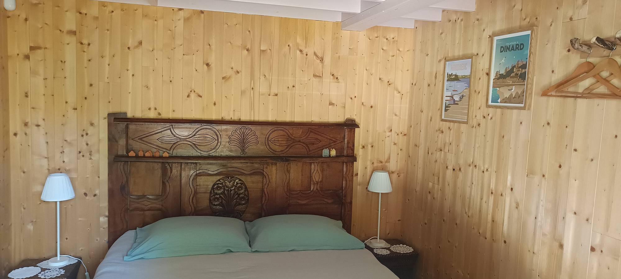 Gastenkamer 'La Cabane dans les charmes' met privéterras, gemeenschappelijke tuin en Wi-Fi in Pleudihen-sur-Rance, Dinan en omgeving