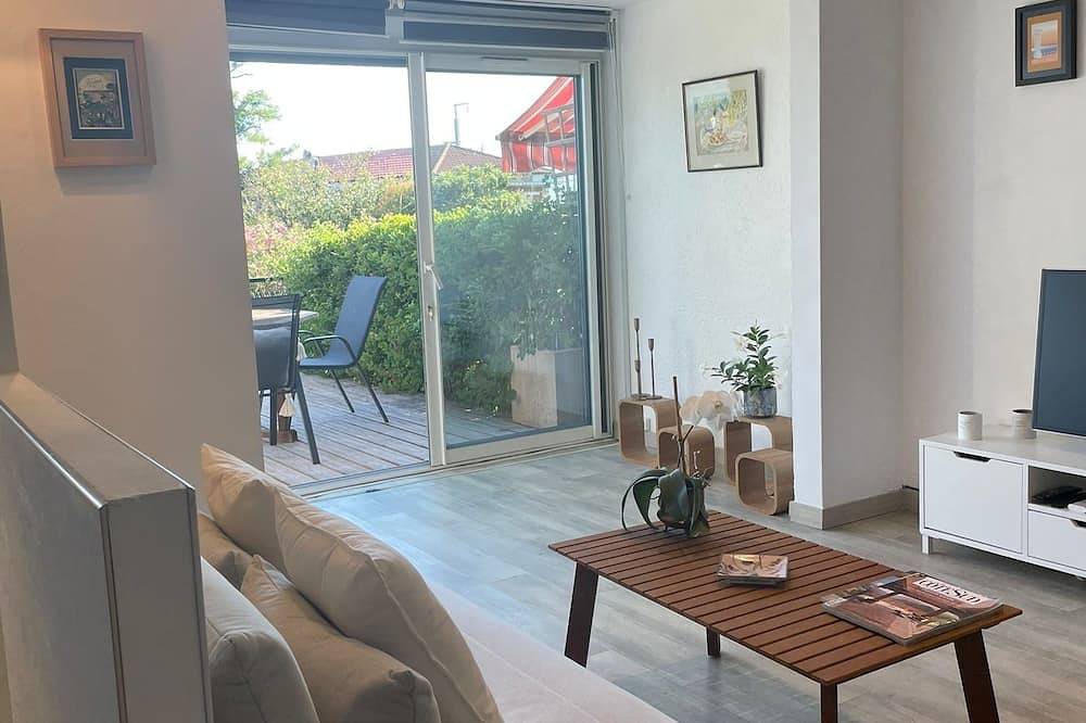 Ganze Wohnung, 3 Zimmer Ferienwohnung mit Meerblick, Pool und grosser, privater Terrasse in Cannes La Bocca, Cannes
