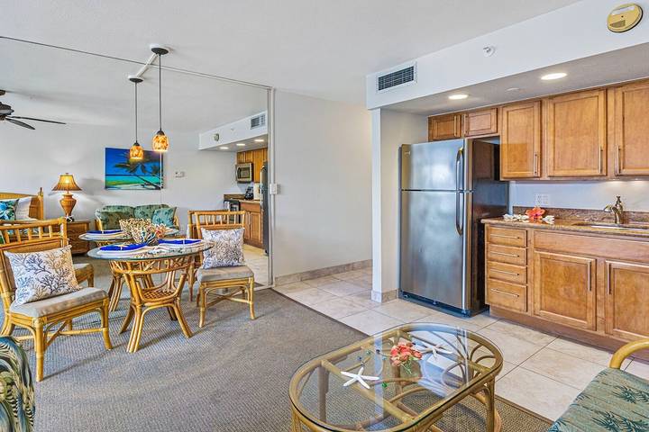 Beach rental for 2 people, with yard and pool as well as balcony on Maui