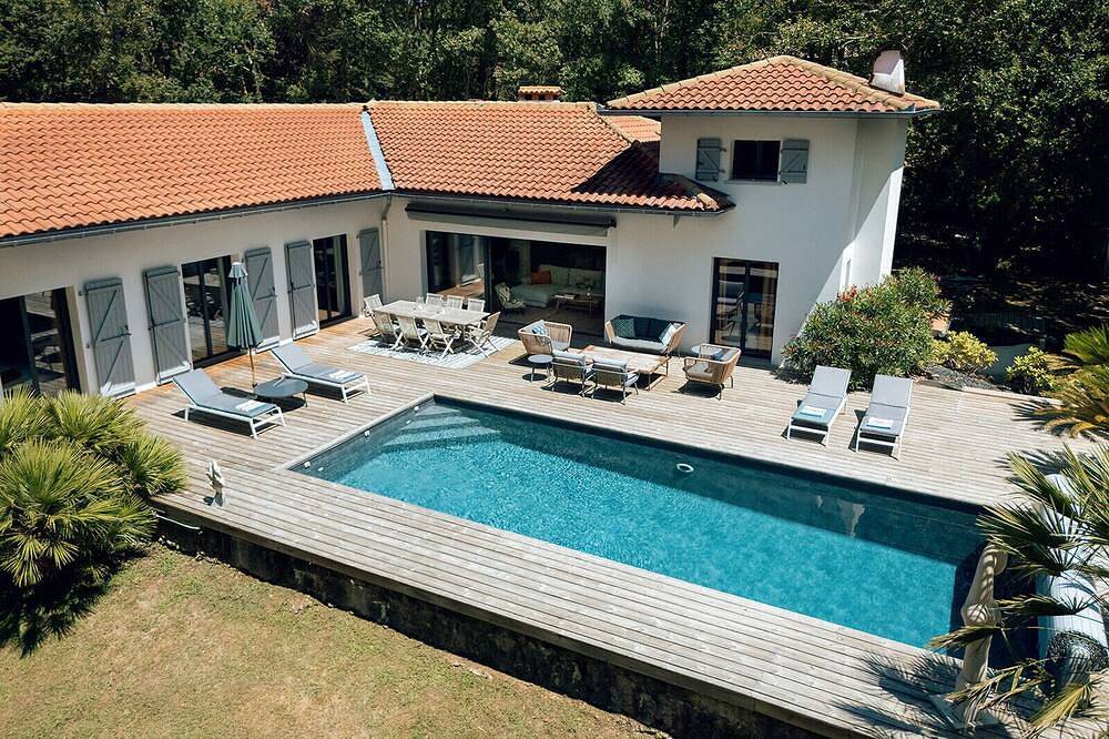 Villa proche Biarritz , piscine chauffée  , parc arboré in Arbonne, Région de Bayonne
