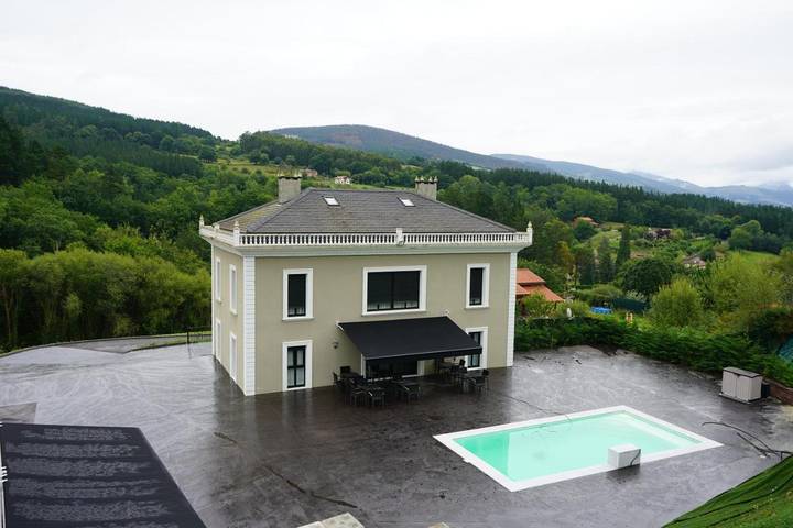 Gîte pour 4 personnes, avec Terrasse et Jardin ainsi que Piscine et Vue à Balmaseda