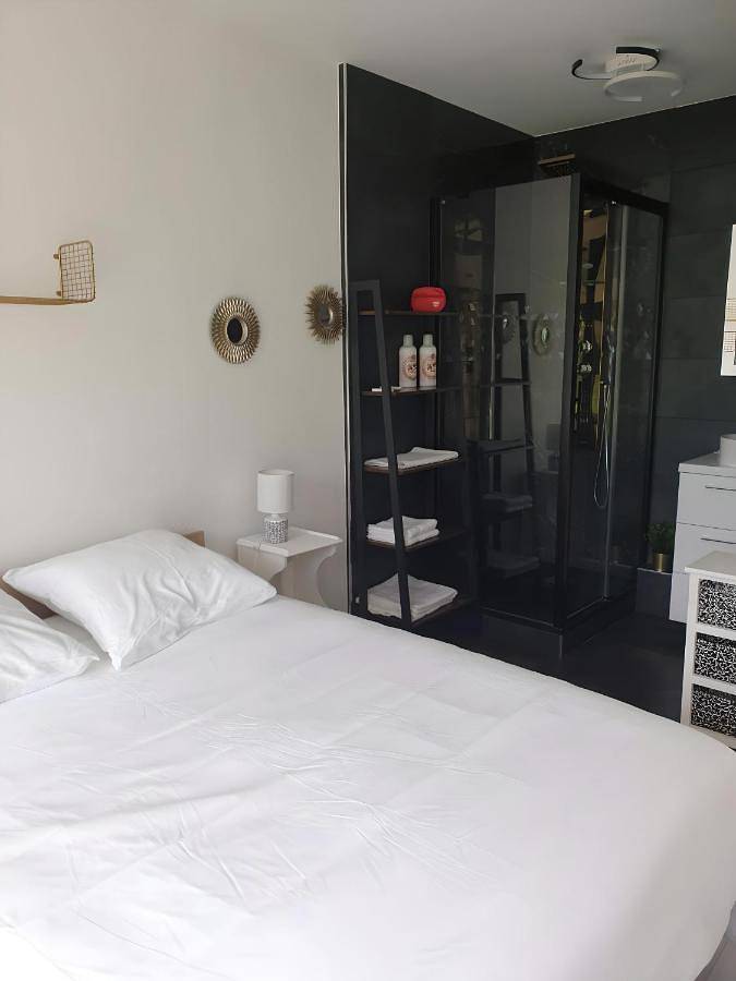 Appartement entier, One-Bedroom Apartment in Chaville, Hauts-de-Seine