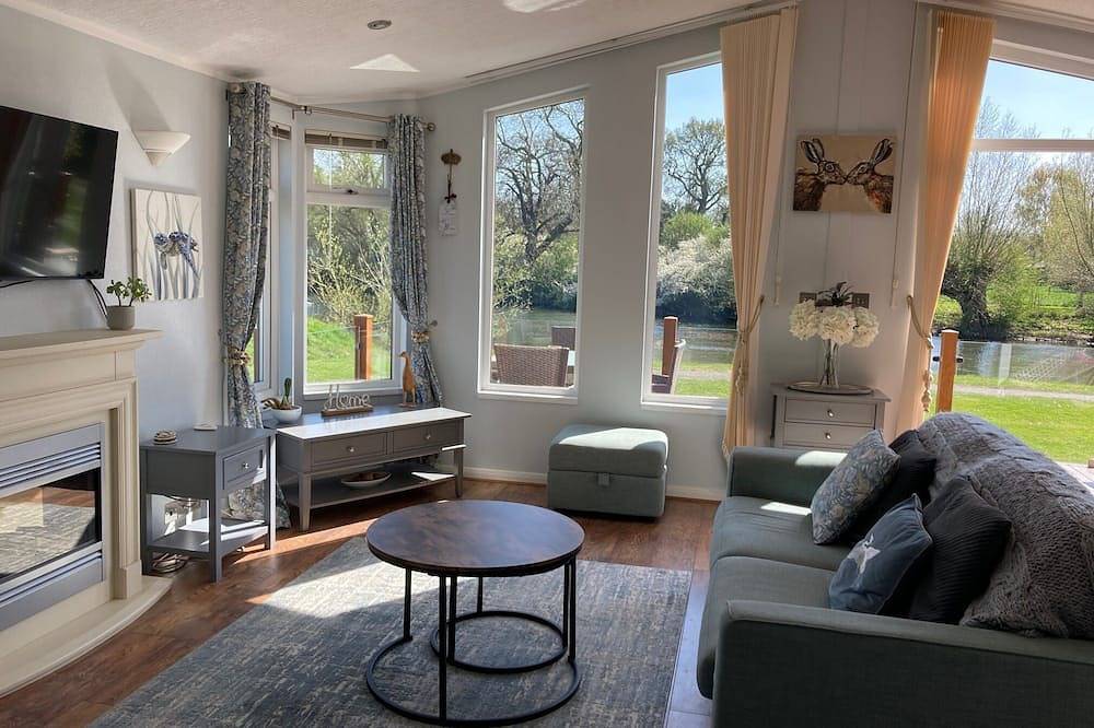 River Retreat Lodge is front line with panoramic views over the river Avon. in Stratford upon Avon, Warwickshire