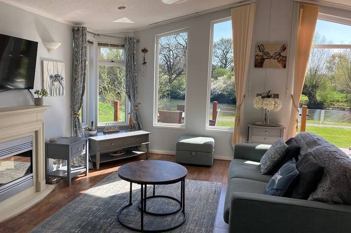 River Retreat Lodge is front line with panoramic views over the river Avon. in Stratford upon Avon, Warwickshire