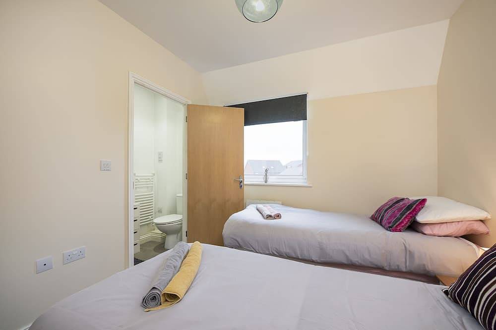 Entire apartment, Inaras place 2 bed deluxe with parking in Aylesbury, Buckinghamshire