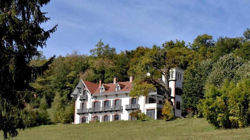 Gîte pour 4 personnes, avec piscine ainsi que terrasse et vue à Balbins
