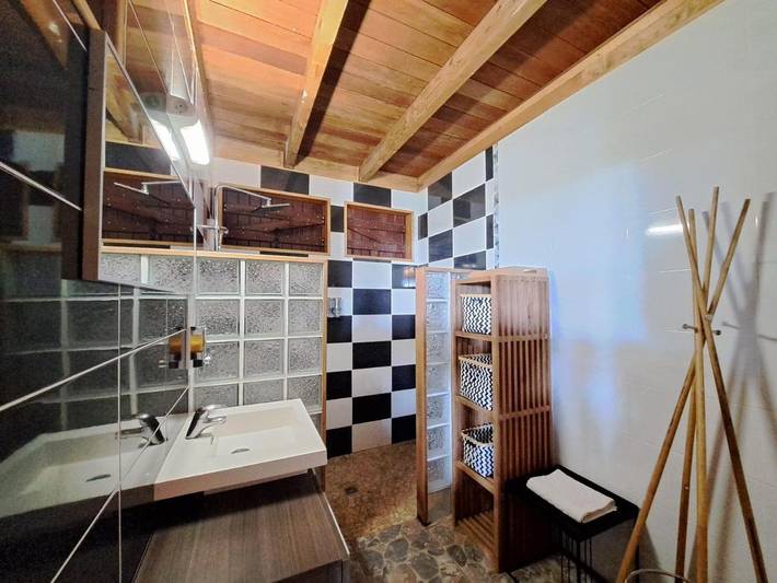 Location de vacances pour 4 personnes, avec vue ainsi que piscine et jardin, animaux acceptés à Vieux-Habitants - 3