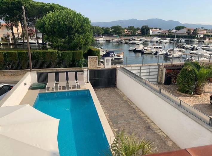 Villa pour 6 personnes, avec terrasse ainsi que vue sur le lac et jardin, animaux acceptés à Empuriabrava