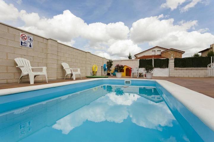 Tiara Vacaciones – Spacious Group Villa with Pool near Segovia in Nava de la Asunción, Segovia Province