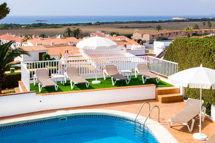 Villa for 6 people, with balcony and garden in Platja Son Bou