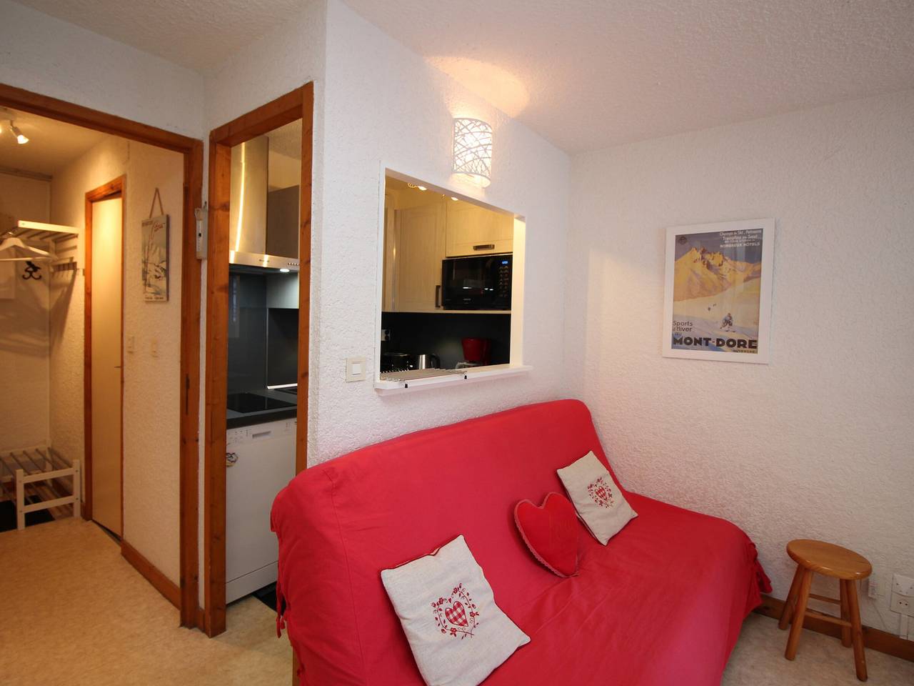 Entire apartment, Mont-Dore: T2 with Balcony, Parking and Wifi in Mont-Dore, Volcans d'Auvergne Regional Nature Park