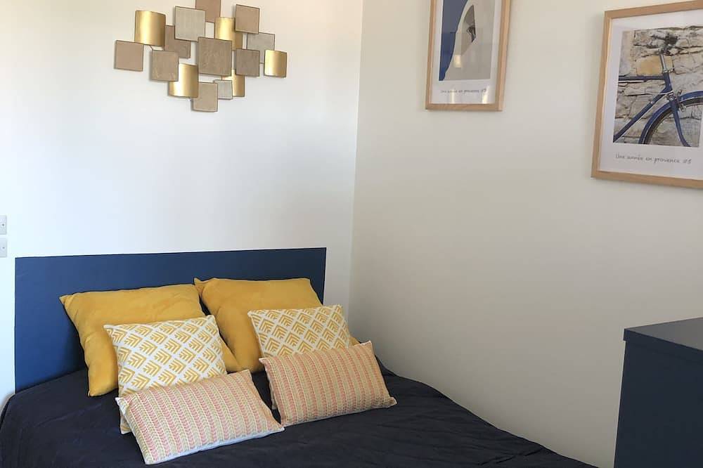 Entire apartment, Studio 800 m from the beach and close to the beginnings in Saint-Cyr-sur-Mer, Mediterranean Coast (France)