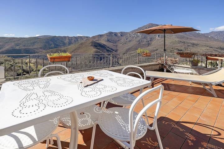 Hel lejlighed, Apartment 'La Dimora Del Tempo Perduto' with Mountain View, Shared Terrace and Wi-Fi in Castelvecchio di Rocca Barbena, Riviera di Ponente