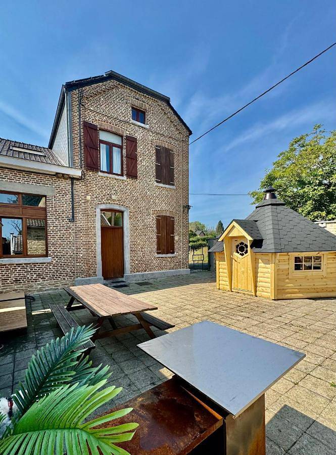 Location de vacances pour 12 personnes, avec terrasse et jacuzzi à Modave