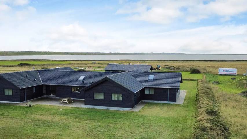 Ferieudlejning for 25 personer, med jacuzzi og terrasse såvel som sauna og pool i Vejlby Klit