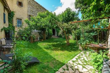 Gîte pour 10 personnes, avec jardin à Saint-Bonnet-du-Gard