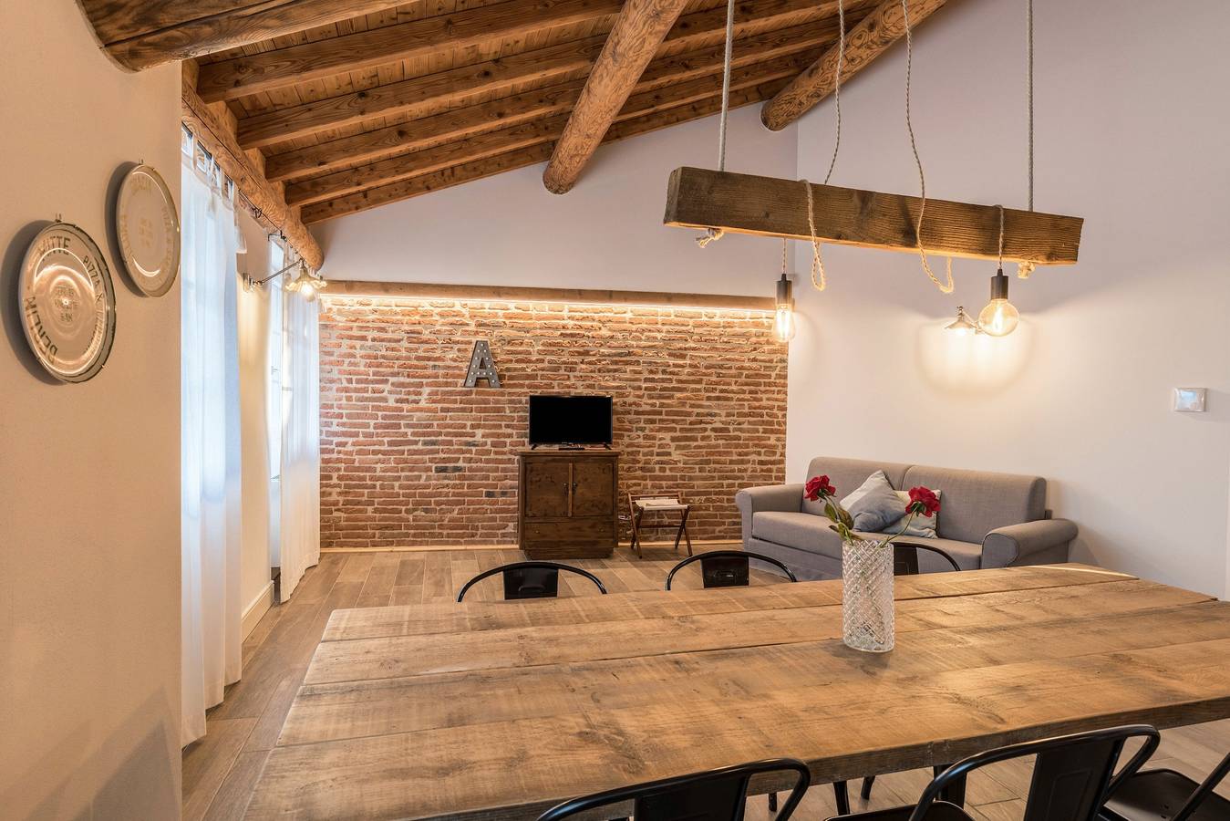 Appartement entier, Appartement de vacances romantiquement meublé "Acero" avec Wi-Fi, jardin et piscine partagés in Rivoltella del Garda, Desenzano del Garda