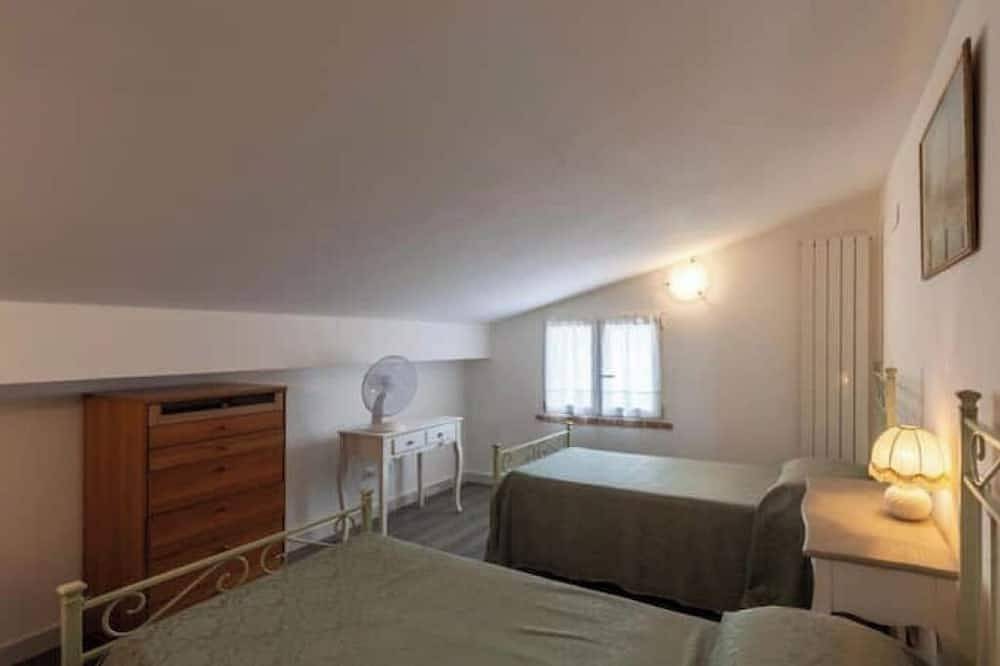 Appartamento intero, Casa Valentina' casa completa vicino al mare in Carrara, Riviera Toscana