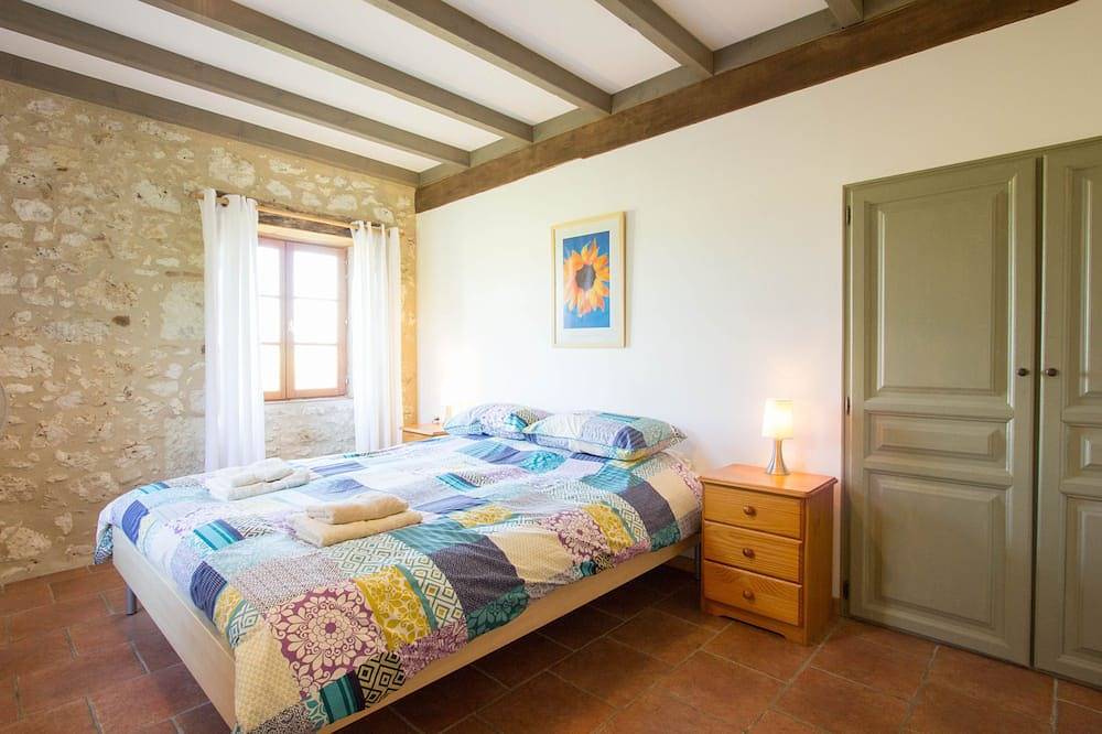 Heated pool, single-storey, rural location. Near restaurants and historic towns in Pardaillan, Région de Marmande