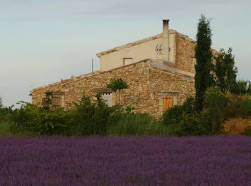 Gîte pour 3 personnes, avec terrasse et jardin à Valensole