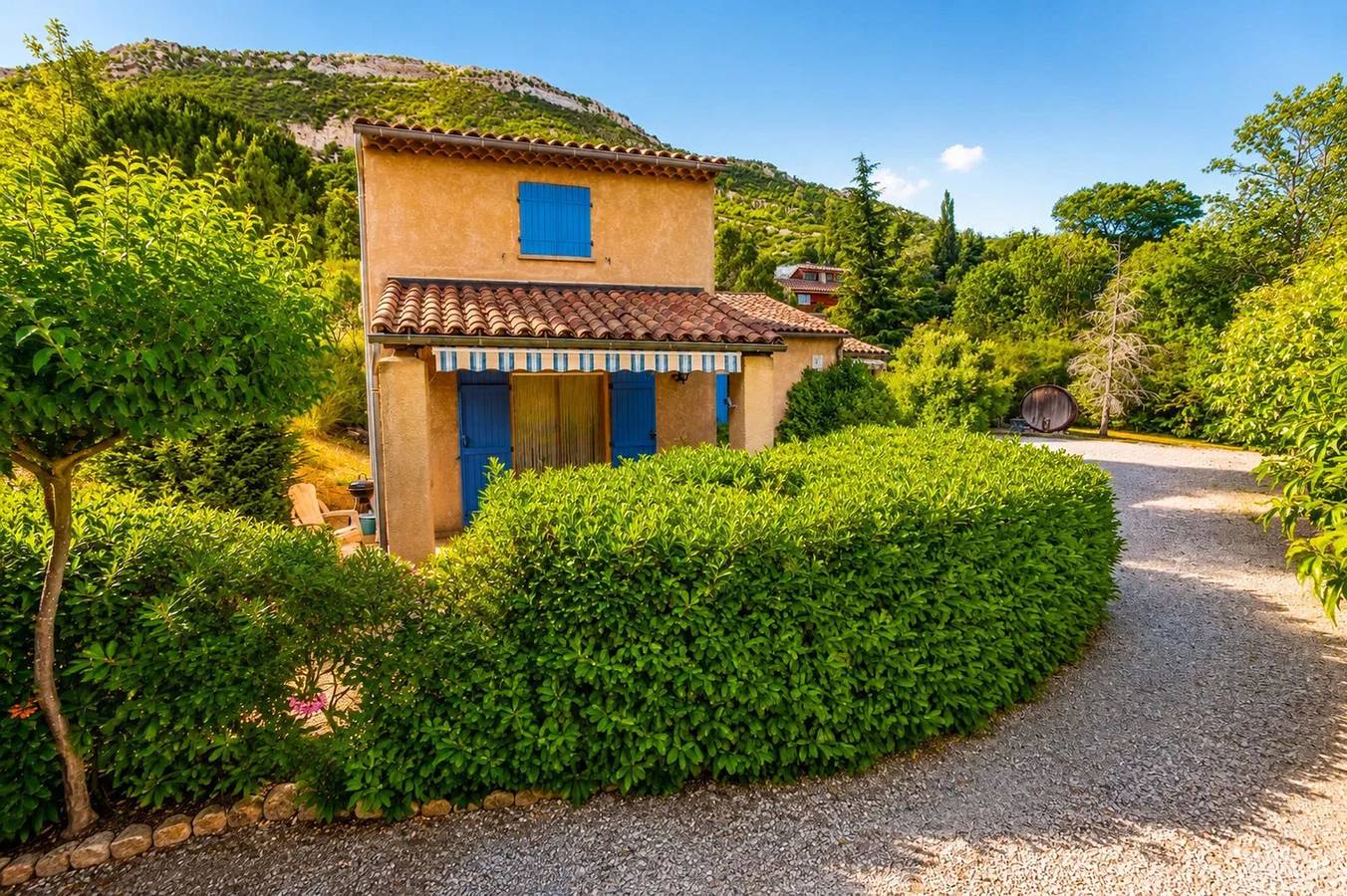 Appartement entier, Appartement confortable à La Roche, 90 m² avec piscine partagée ! in La Roche-sur-le-Buis, Région de nyons