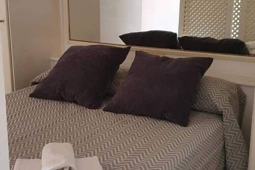 Entire apartment, Apartment Tenerife Sur - beachfront Las Americas - pool - air cond in Playa de las Américas, Arona
