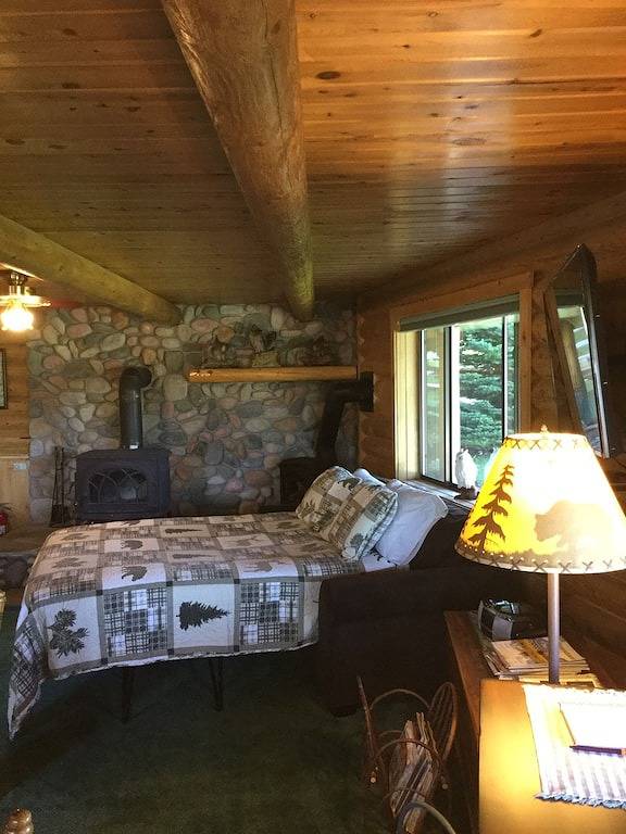 Vacation apartment for 4 people, with yard and terrace in Island Park