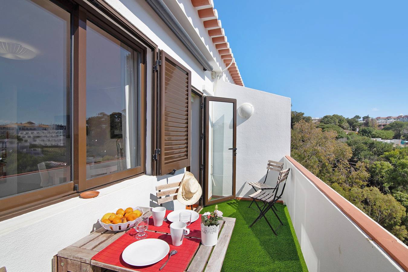 Entire apartment, Apartment 'Ouramar' with Sea View, Balcony & A/C in Praia da Oura, Albufeira