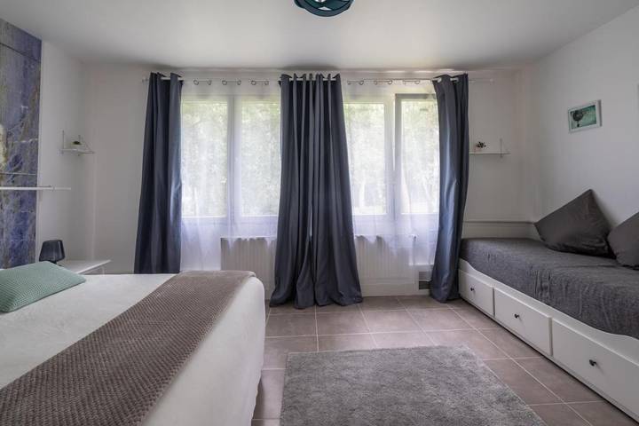 Gîte pour 4 personnes, avec jardin ainsi que vue sur le lac et vue à La Ferté-Saint-Cyr - 4