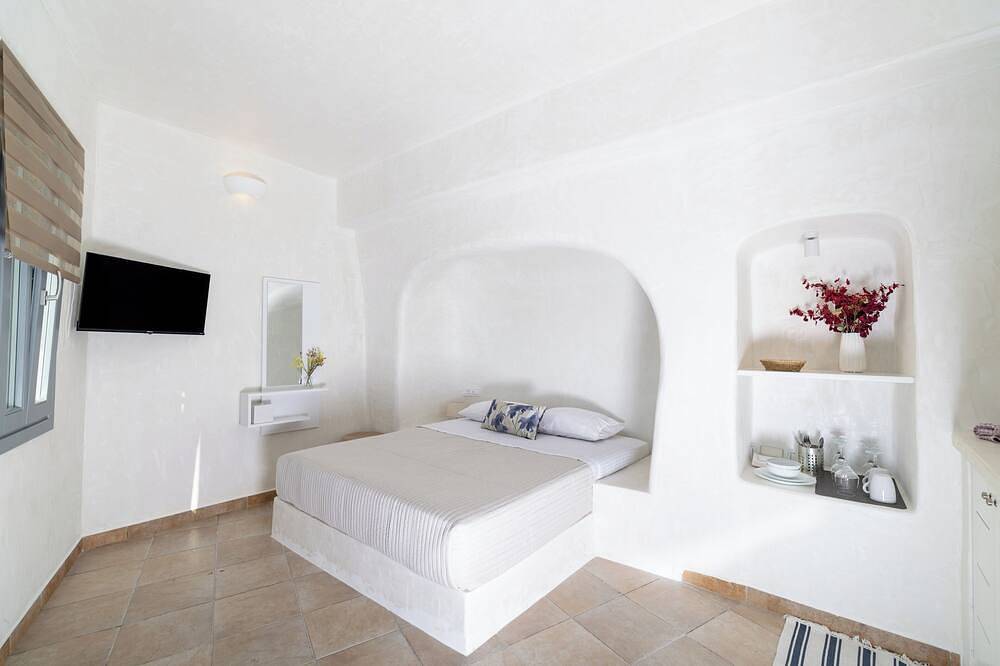 Panoramic Cave Suite with outdoor Hot Tub and Caldera View in Ormos Ammoudiou, Oia