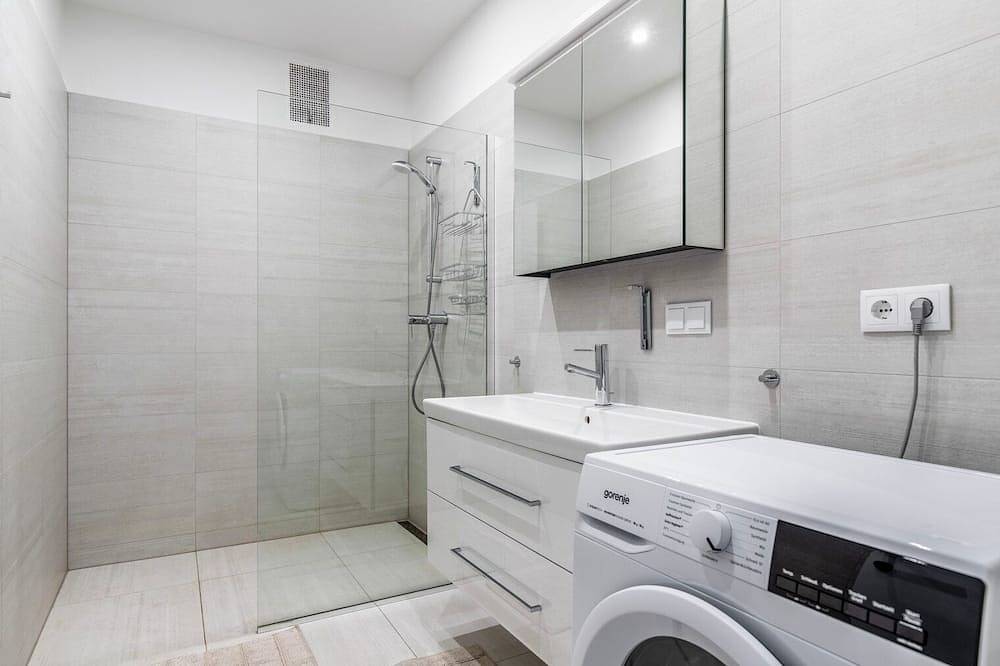 Ganze Wohnung, Sunny Innere Stadt 1Br in Refreshed Building w/ Elevator, by Blueground in Wien Innenstadt, Wien