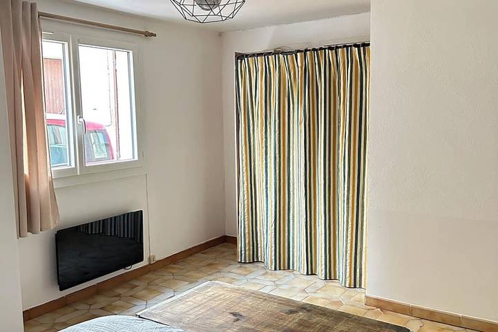 Entire apartment, Spacious and quiet first floor *clim in Roquemaure, Nimes region