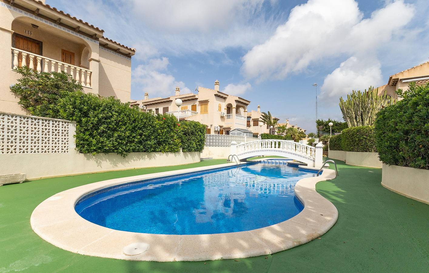 Retraite au bord de la piscine : Chic Apt de 65m² avec climatisation, parking et terrasse, à 1,5km de la plage ! in Las Calas, Torrevieja