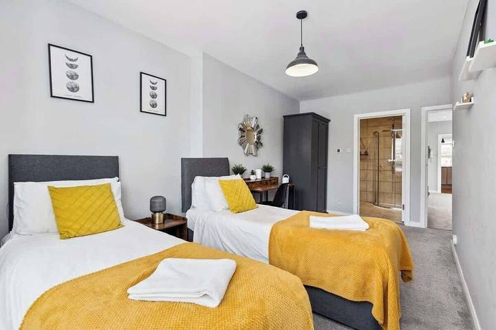 Entire apartment, Beachfront Apartment w/ Pier Views & Fast WiFi in Brighton, Sussex