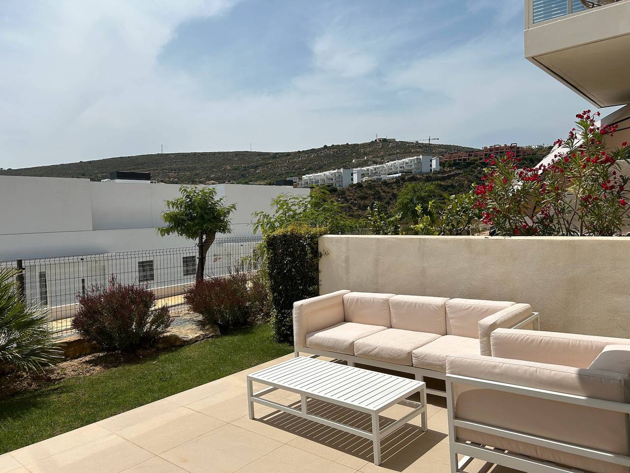 Casa Vacacional 'Gran Adosado Cerca de la Playa' con Vista al Mar, Wi-Fi y Aire Acondicionado in Manilva, Provincia de Málaga