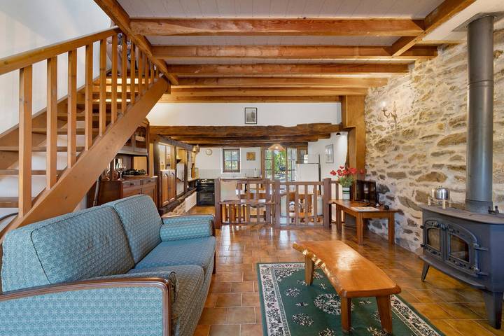 Gîte « La Cave » avec piscine partagée, terrasse privée et wifi in Saint-Saud-Lacoussière, Parc naturel régional Périgord-Limousin