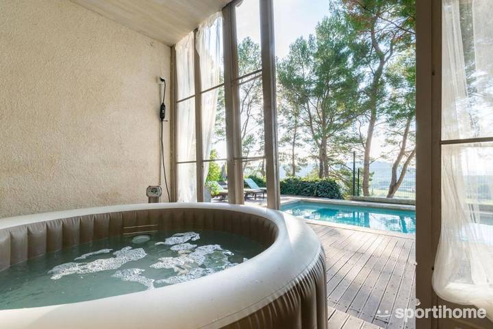 Gîte pour 4 personnes, avec vue et jardin ainsi que piscine et sauna, animaux acceptés à Velaux