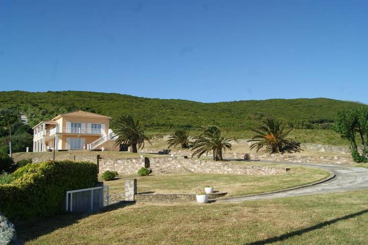 Gîte pour 3 personnes, avec Terrasse ainsi que Jardin et Vue à Luri - 2