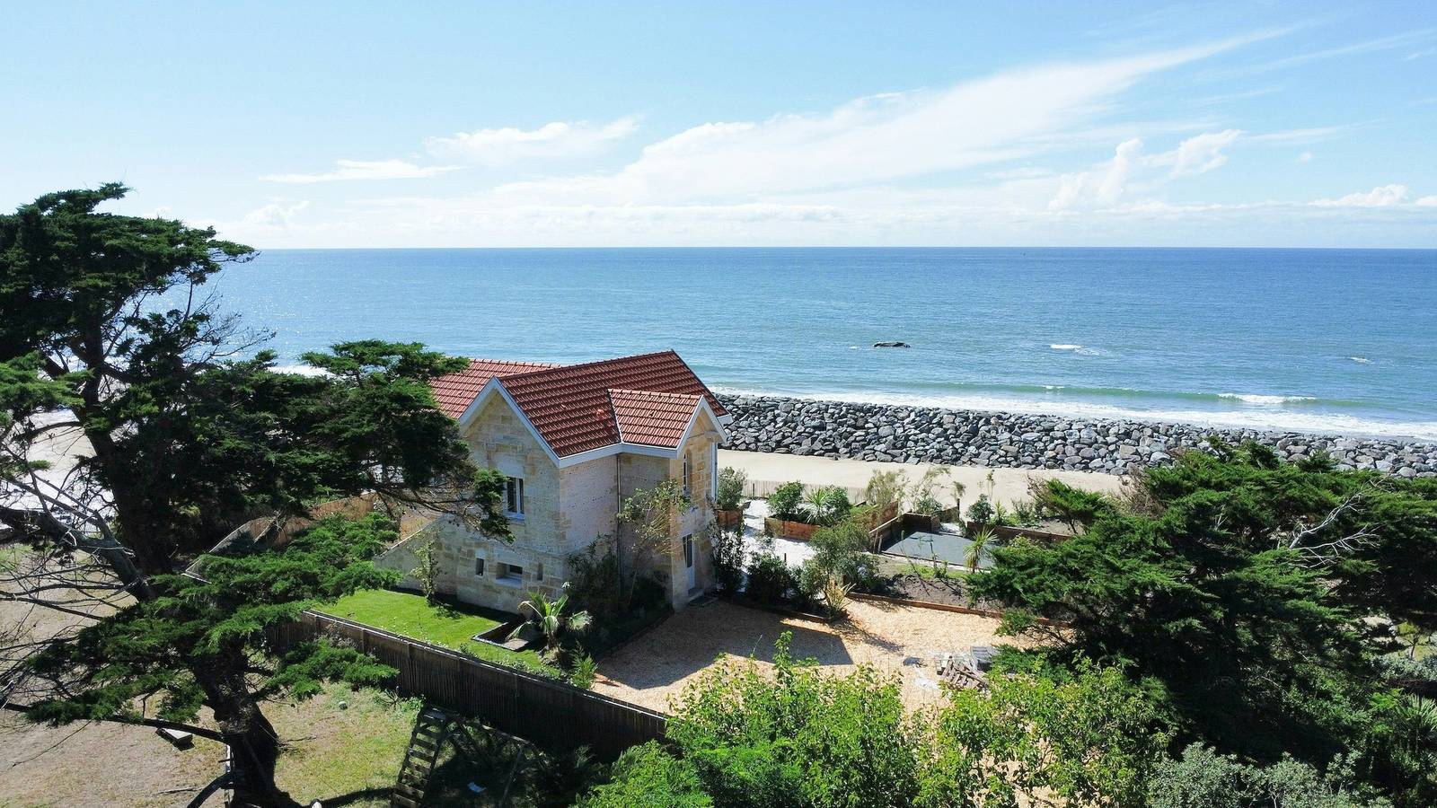 Renovated villa on dune with surf spot in Soulac in Soulac-sur-Mer, Médoc Regional Natural Park