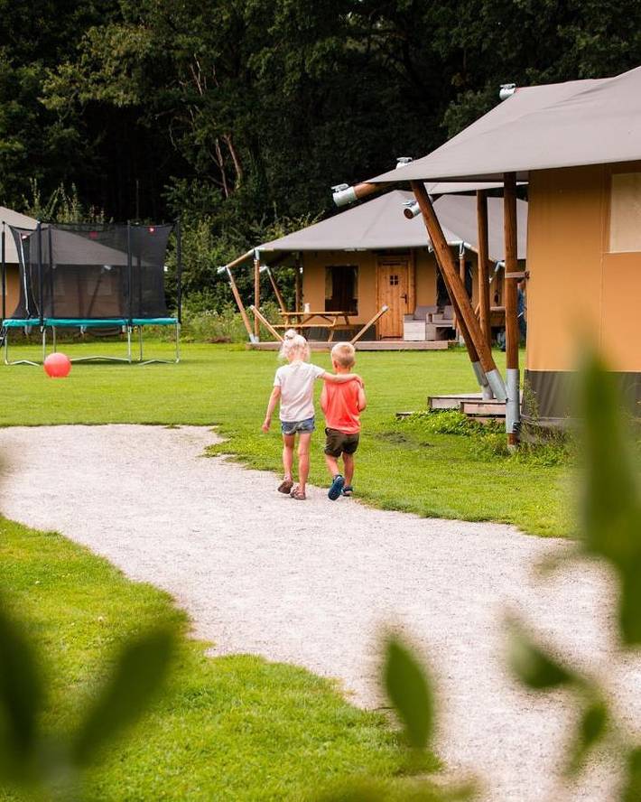 Zelt für 6 Personen, mit Whirlpool und Terrasse sowie Garten und Sauna