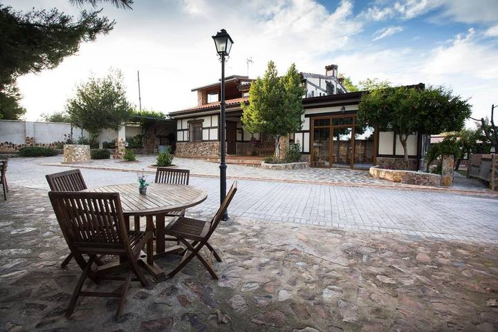 Casa rural para 16 personas, con Jacuzzi y Terraza además de Jardín y Piscina en Cobisa