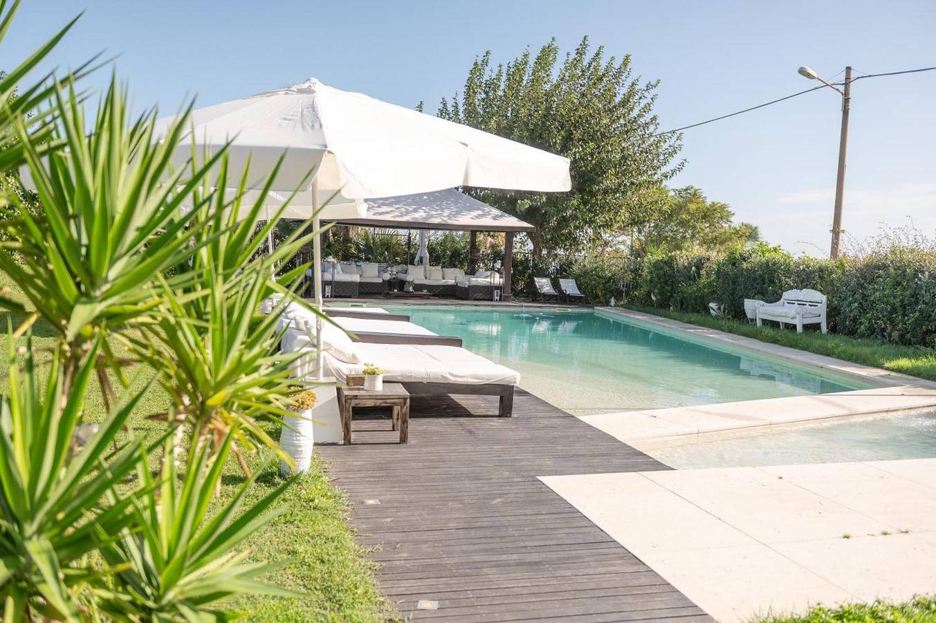 Apartamento entero, Apartamento 'Villa Verney' ático para familias con vistas al mar, piscina y jardín. in Albisola Capo, Albisola Superiore