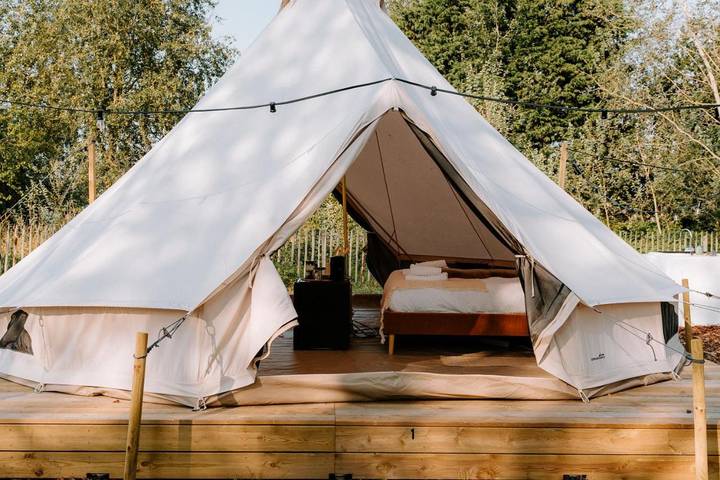Zelt für 16 Personen, mit Terrasse und Garten