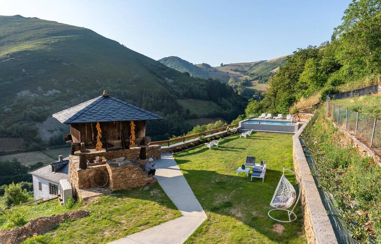 Three-Bedroom Premium Apartment with Balcony in Cangas del Narcea, Cordillera Cantábrica
